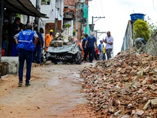 Imagem - Muro de escola desabafa e destrói carros em Salvador; veja