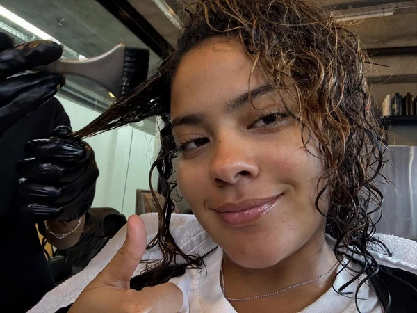 Bella Campos durante transformação por Reprodução/Instagram