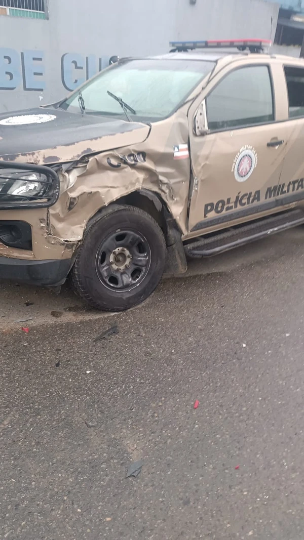 Caminhão desgovernado bate em viatura da PM e carros de passeio na Bahia por Reprodução