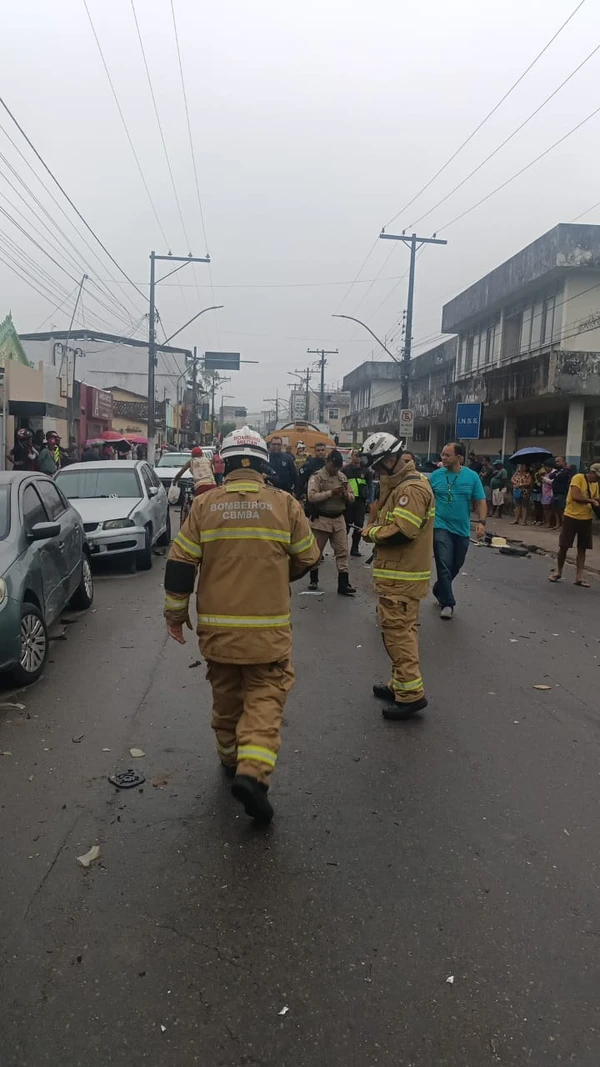 Caminhão desgovernado bate em viatura da PM e carros de passeio na Bahia por Reprodução