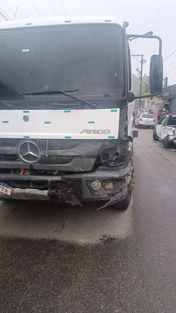 Caminhão desgovernado bate em viatura da PM e carros de passeio na Bahia por Reprodução
