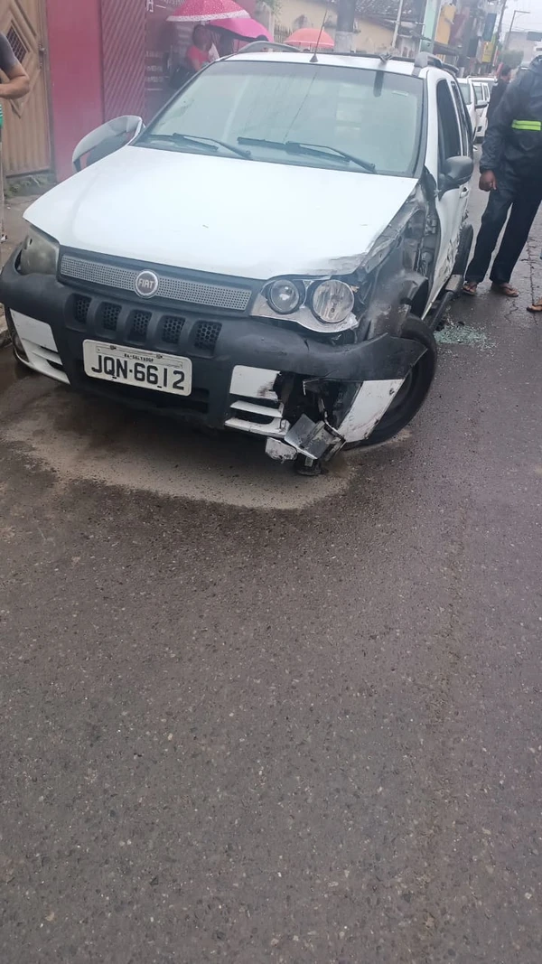 Caminhão desgovernado bate em viatura da PM e carros de passeio na Bahia por Reprodução
