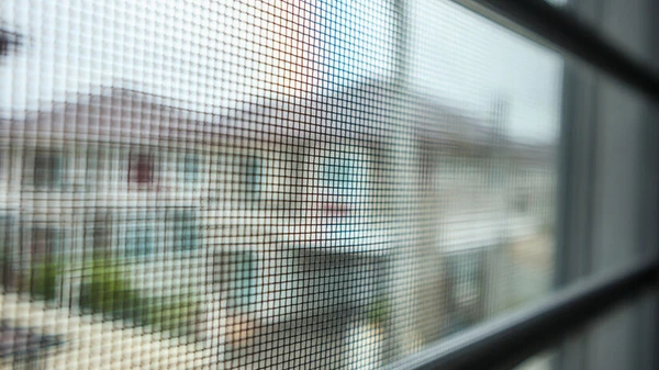 Mosquiteiro: fácil de abrir e fechar, e ainda impede que insetos entrem em casa  por Depositphotos/Divulgação