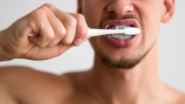 Dentistas revelam o tempo ideal para escovar os dentes depois de comer e garantir a saúde bucal