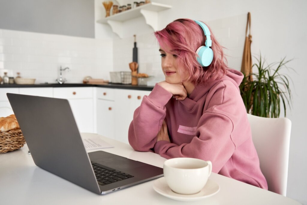 Assistir a filmes e séries é uma forma inteligente de enriquecer o repertório para o Enem e vestibulares (Imagem: Ground Picture | Shutterstock)