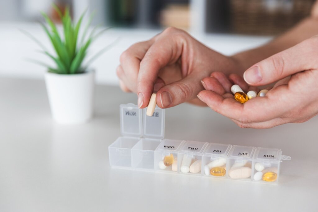 Guardar em organizadores pode comprometer o desempenho do medicamento (Imagem: Olena Ivanova | Shutterstock)
