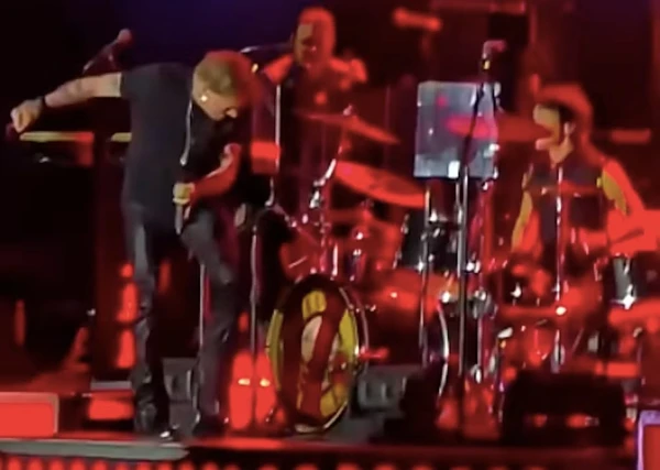 O músico Axl Rose chutando a bateria em show do Guns N' Roses na Argentina  por Reprodução 