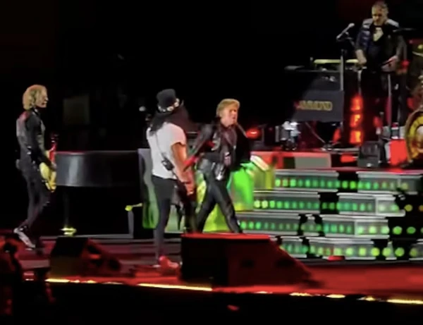 O músico Axl Rose deixando o palco em show do Guns N' Roses na Argentina após jogar seu microfone no chão 