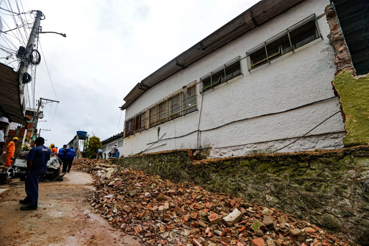 Parte de muro de escola desaba em Salvador por Arisson Marinho/CORREIO