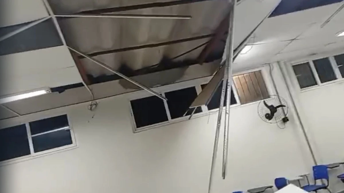Parte de teto de na Ufba desaba e aulas são suspensas