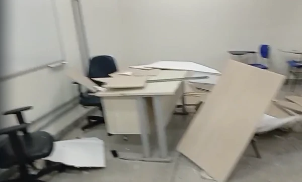 Parte de teto de sala na Ufba desaba e aulas são suspensas por Reprodução