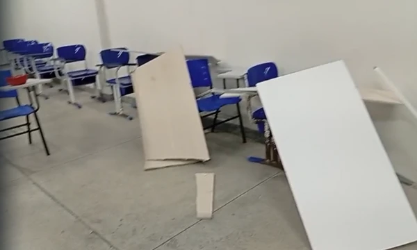 Parte de teto de sala na Ufba desaba e aulas são suspensas por Reprodução