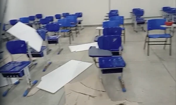 Parte de teto de sala na Ufba desaba e aulas são suspensas por Reprodução