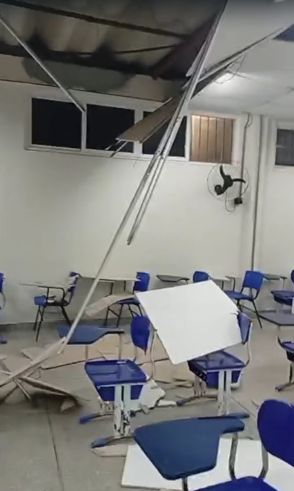 Parte de teto de sala na Ufba desaba e aulas são suspensas por Reprodução