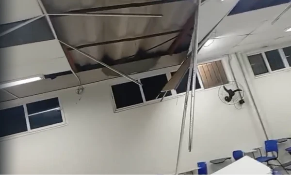Parte de teto de sala na Ufba desaba e aulas são suspensas por Reprodução
