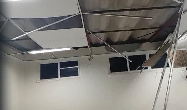 Parte de teto de sala na Ufba desaba e aulas são suspensas por Reprodução