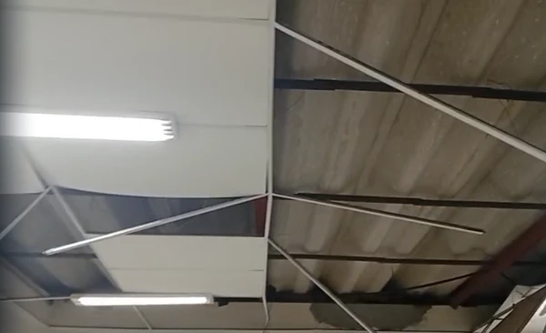 Parte de teto de sala na Ufba desaba e aulas são suspensas por Reprodução