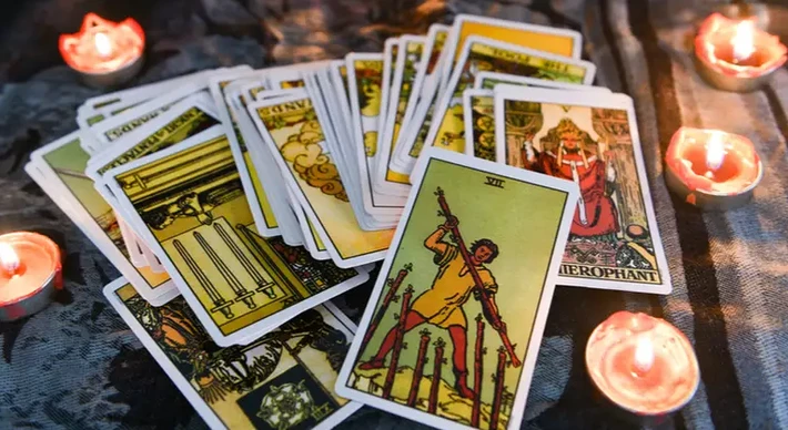 Imagem - Carta do Baralho Cigano desta quarta (26 de novembro) é A Foice: cortes necessários, decisões firmes e libertação do que já não faz sentido