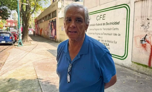 Ator de novela do SBT vive em praça com gatos e cachorro por Reprodução
