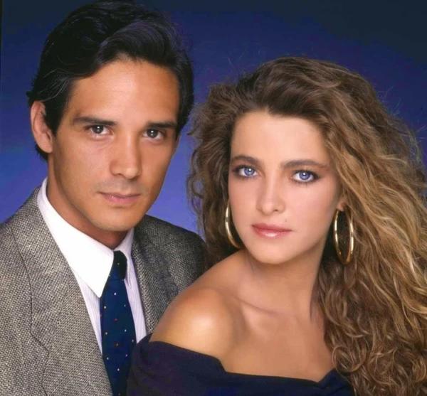 Ator de novela do SBT vive em praça com gatos e cachorro por Reprodução