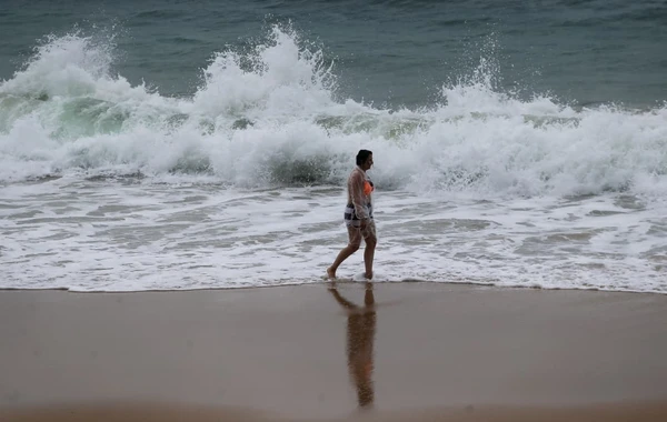 Banhista toma banho na praia da Barra por Arisson Marinho/CORREIO