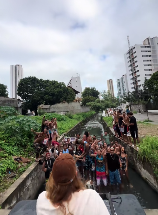 Influenciadores transformaram córrego de esgoto em local para festas por Reprodução | Redes Sociais