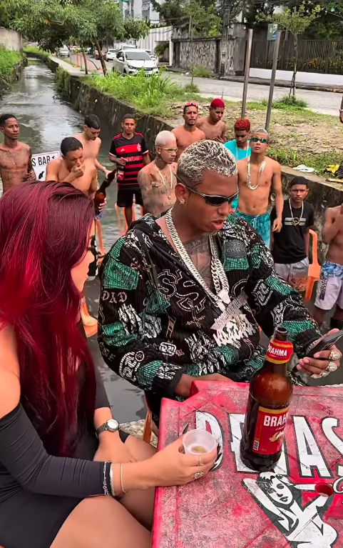 Influenciadores transformaram córrego de esgoto em local para festas por Reprodução | Redes Sociais