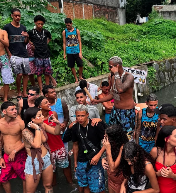 Influenciadores transformaram córrego de esgoto em local para festas por Reprodução | Redes Sociais