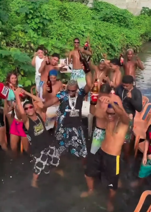 Influenciadores transformaram córrego de esgoto em local para festas por Reprodução | Redes Sociais