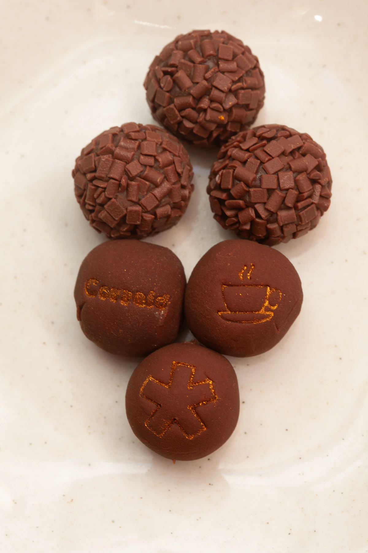 Brigadeiro Brigadeiros da Íris - Correio Experimenta Brigadeiros por Sora Maia/CORREIO