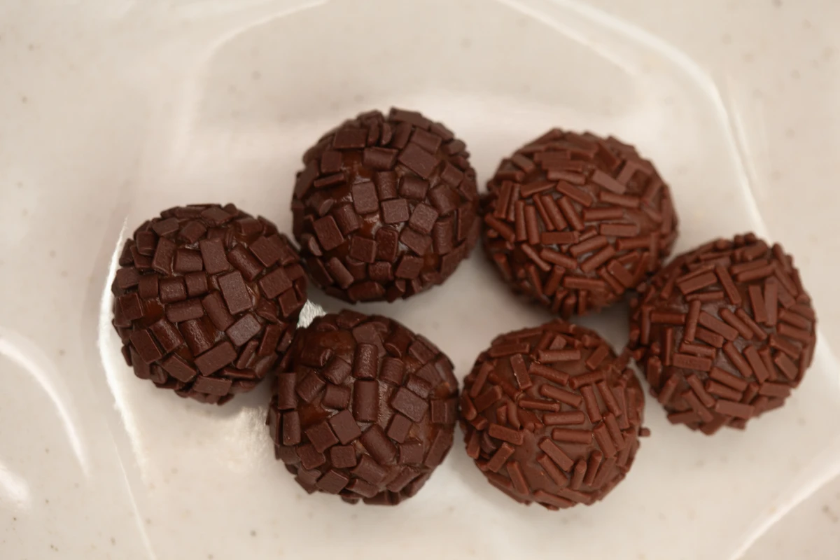Brigadeiro Vitrine de Brigadeiros - Correio Experimenta Brigadeiros por Sora Maia/CORREIO