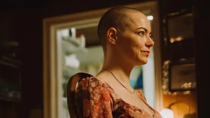 'Bugonia’: Público terá que raspar a cabeça para ver novo filme de Emma Stone por Divulgação 