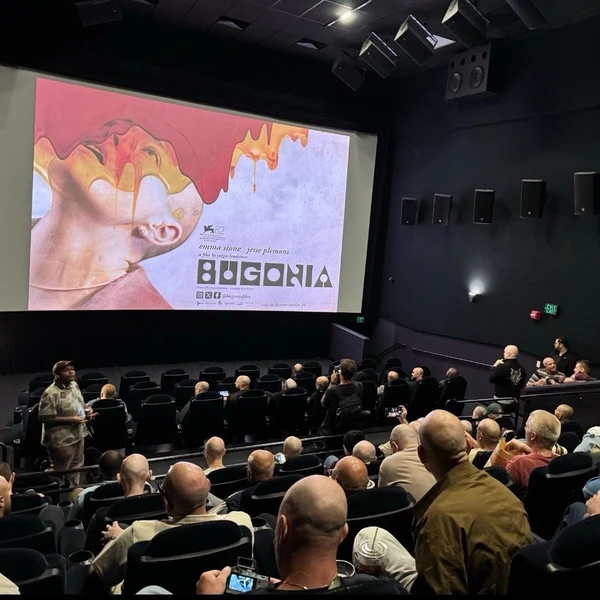 'Bugonia’: Público terá que raspar a cabeça para ver novo filme de Emma Stone por Reprodução/Redes Sociais 
