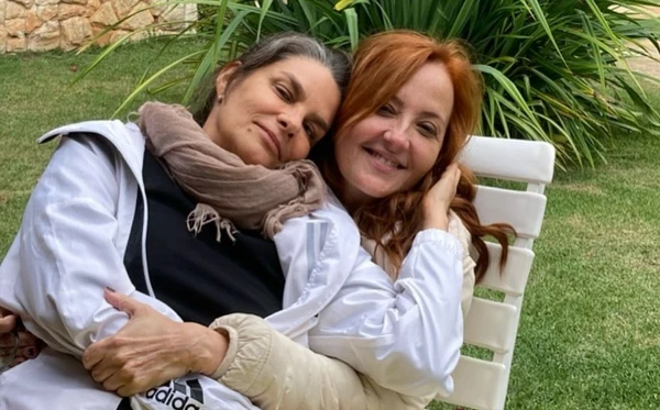 Cláudia Netto lamenta a morte da namorada e emociona fãs nas redes sociais