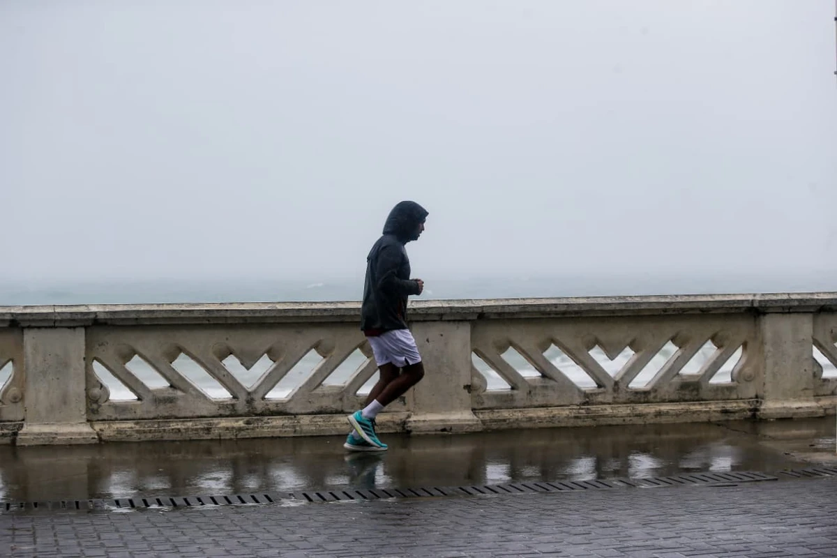 Corredor desafiando a chuva na Barra por Arisson Marinho/CORREIO