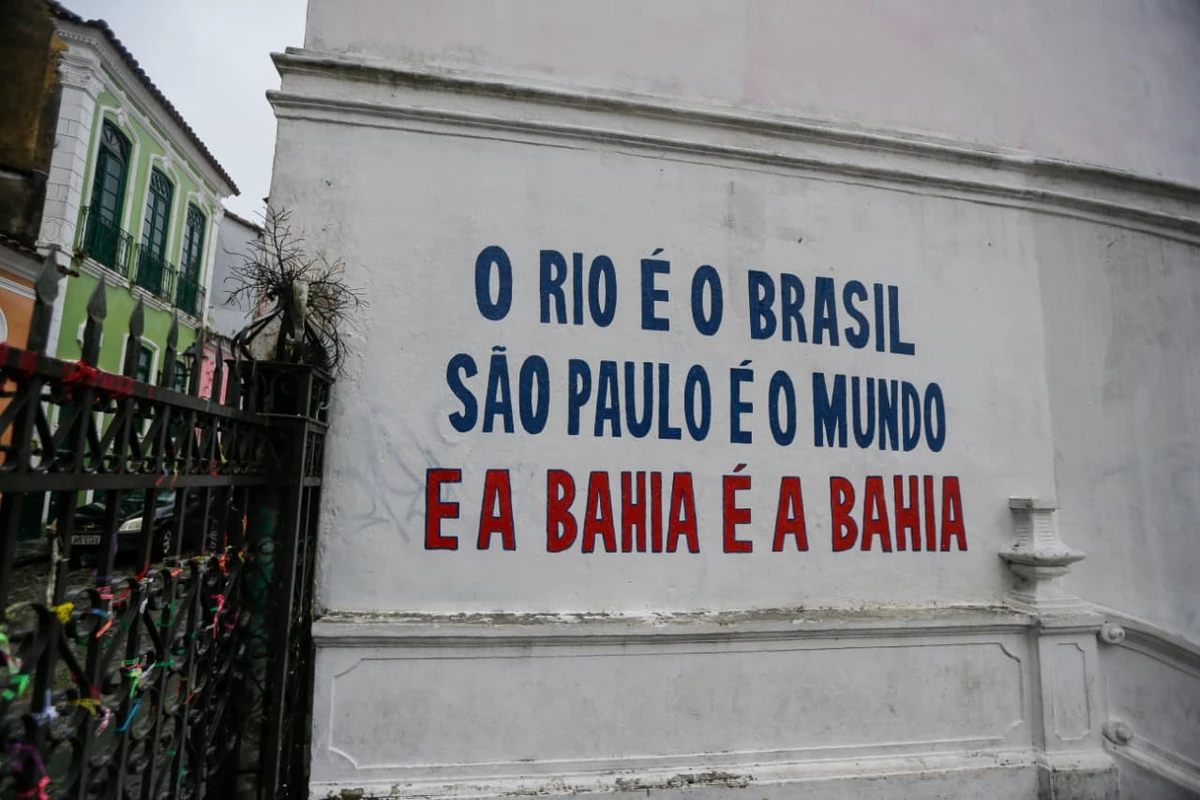 De autoria do poeta e jornalista James Martins, frase foi pintada pelo artista visual Eder Muniz