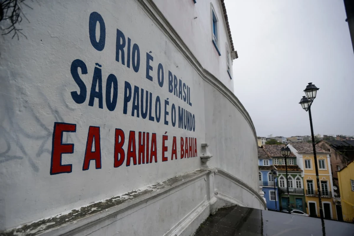 De autoria do poeta e jornalista James Martins, frase foi pintada pelo artista visual Eder Muniz por Arisson Marinho/CORREIO