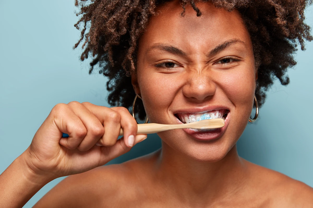 É necessário cuidado ao escovar os dentes após as refeições por Reprodução | Freepik