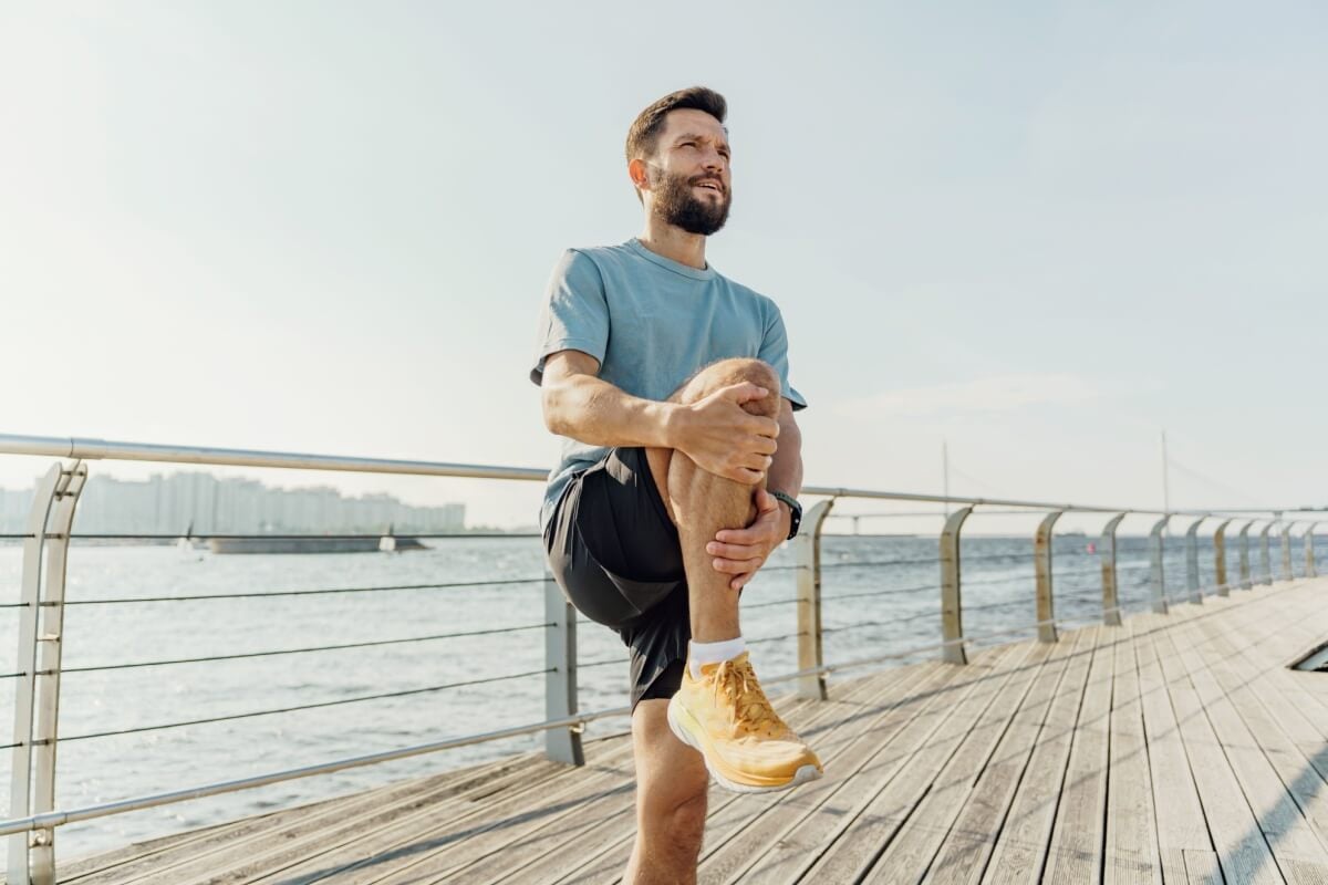 Hábitos simples podem ajudar a proteger as articulações do joelho (Imagem: muse studio | Shutterstock)