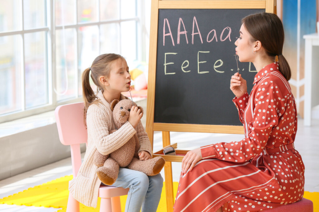 Pronunciar as palavras lentamente ajuda a progredir a fala gradualmente (Imagem: Pixel-Shot | Shutterstock)