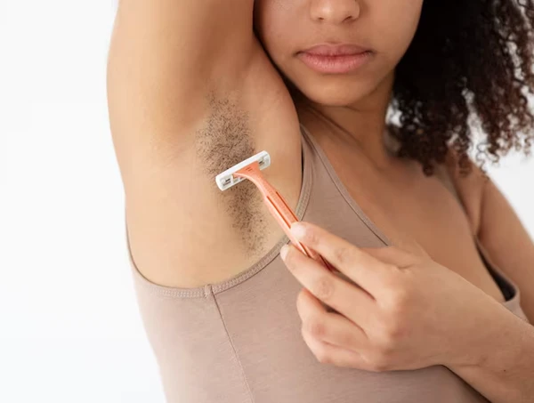 Foliculite incomoda várias mulheres por Reprodução | Freepik