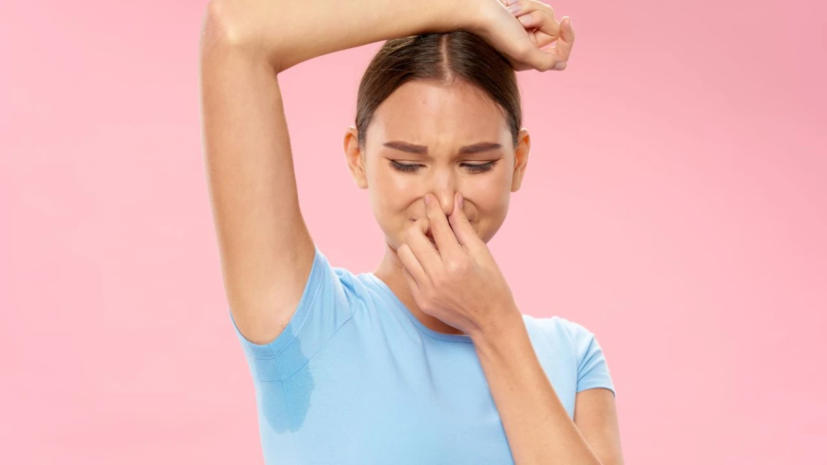 Forte cheiro nas axilas: odor pode ser evitado com outros truques além do desodorante por Shutterstock