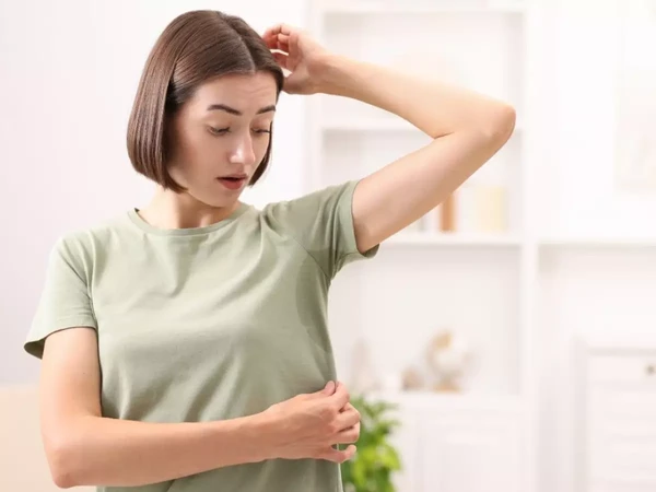 Forte cheiro nas axilas: odor pode ser evitado com outros truques além do desodorante por Shutterstock