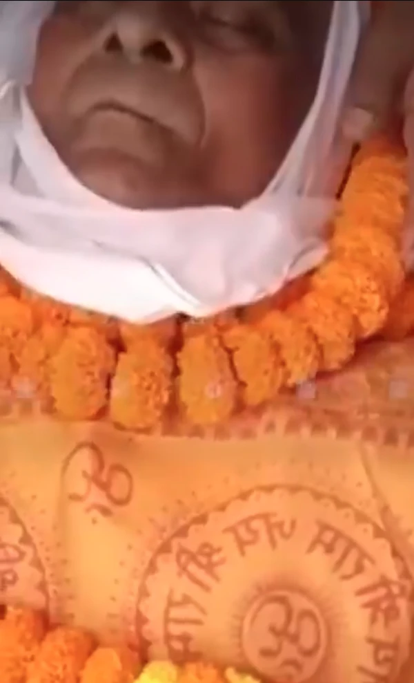 Homem levantou durante cerimônia por Reprodução