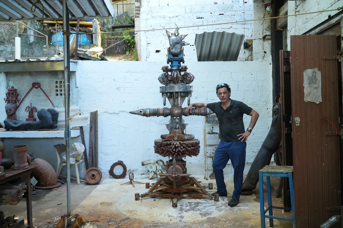 Juntas, as esculturas têm cerca de seis toneladas por Guilherme Campos