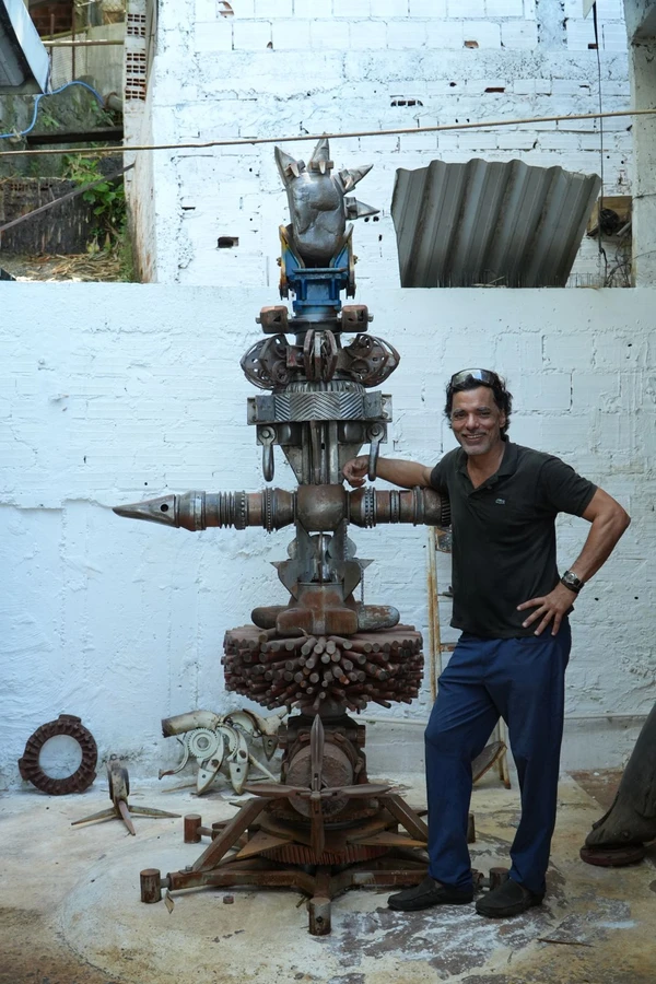 São 20 esculturas em ferro, madeira e pedra  por Guilherme Campos