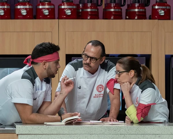 Marina durante prova polêmica no MasterChef COnfeitaria por Reprodução/Band