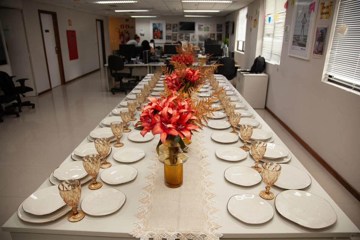 Mesa da Ferreira Costa para o Correio Experimenta Brigadeiros