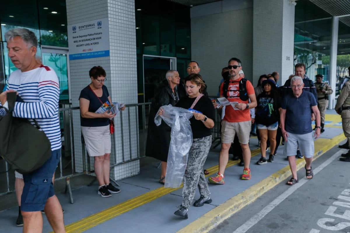 Passageiros do MSC Preciosa, que atracou em Salvador nesta quarta por Arisson Marinho/CORREIO