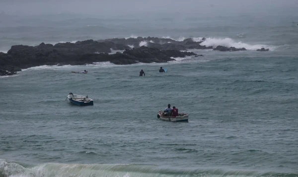 Pescadores e surfistas na Barra